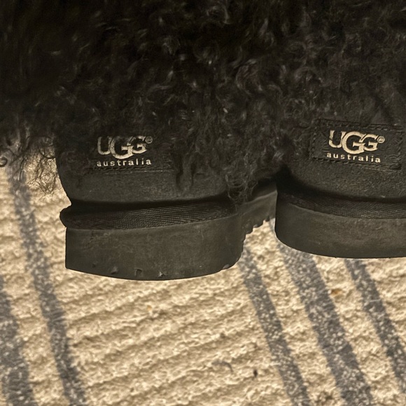 Women’s UGG Classic Short Mongolian Cuff - Picture 5 of 8